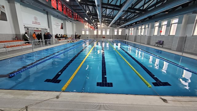 Tuşba Abdurrahmangazi yarı olimpik yüzme havuzu